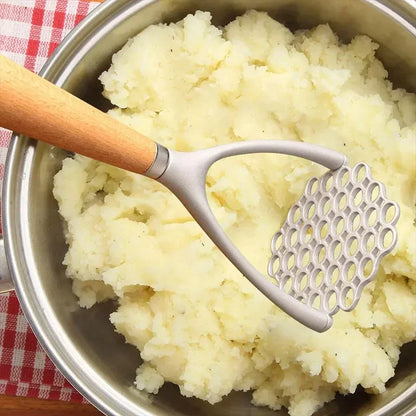Aluminium aardappelstamper met houten handvat voor klontvrije puree
