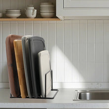 Vijflaags metalen rek voor snijplanken, bakvormen en bakplaten op het aanrecht