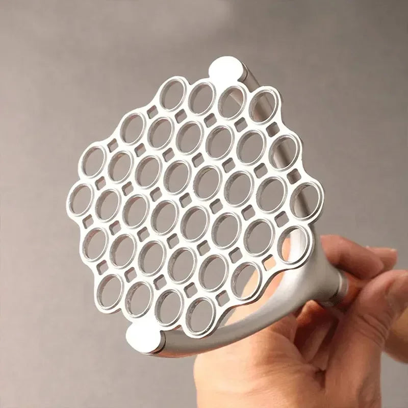 Aluminium aardappelstamper met houten handvat voor klontvrije puree