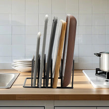 Vijflaags metalen rek voor snijplanken, bakvormen en bakplaten op het aanrecht