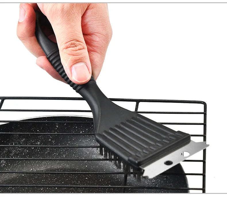 Barbecue brush with wire bristles