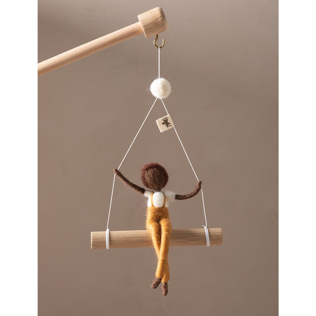 Wanddecoratie kinderkamer wolvilt hout abrikoos bruin wit