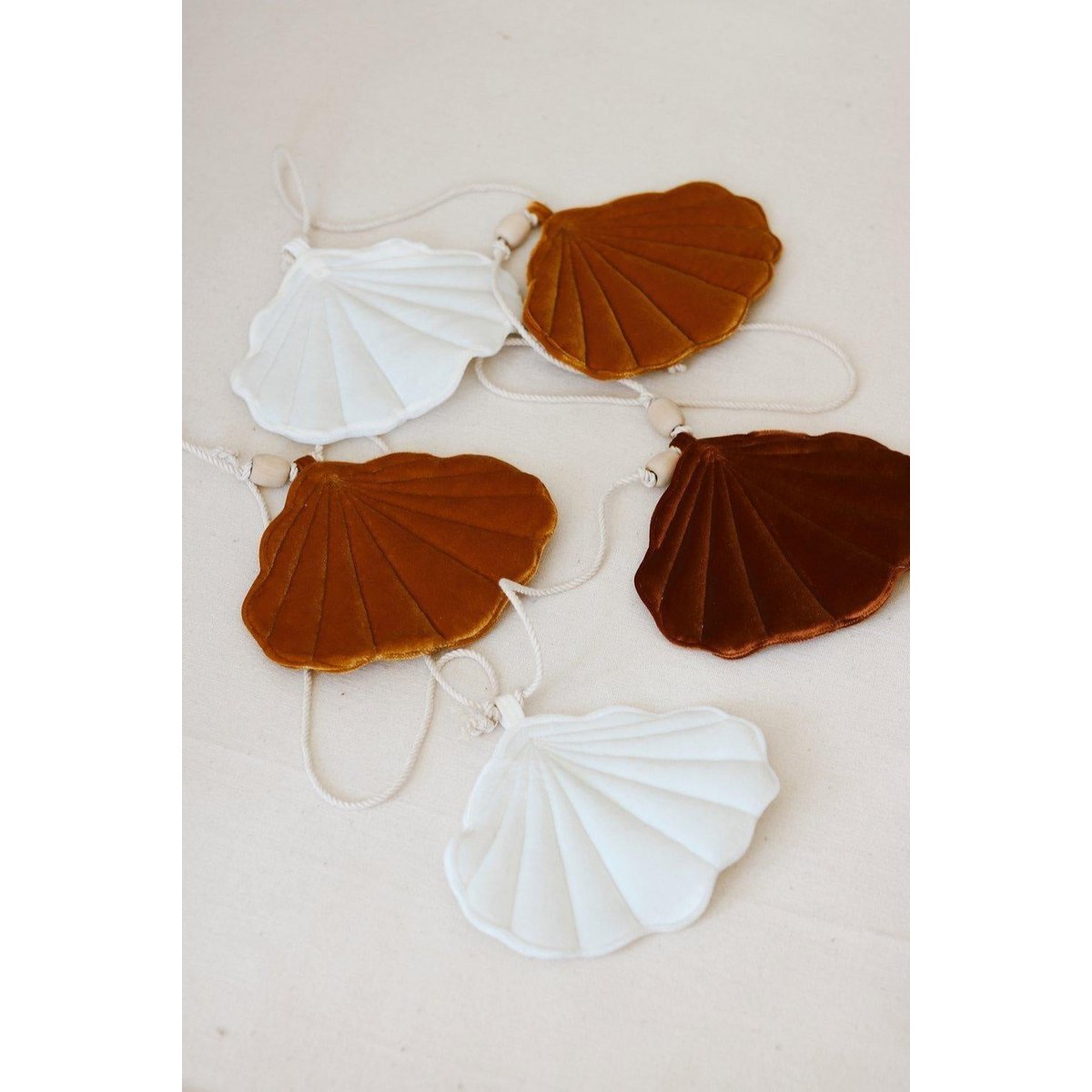 Velvet garland "Gold Pearl" with shells