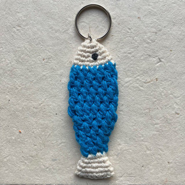 Sleutelhanger vis blauw organisch katoen 11x4 cm