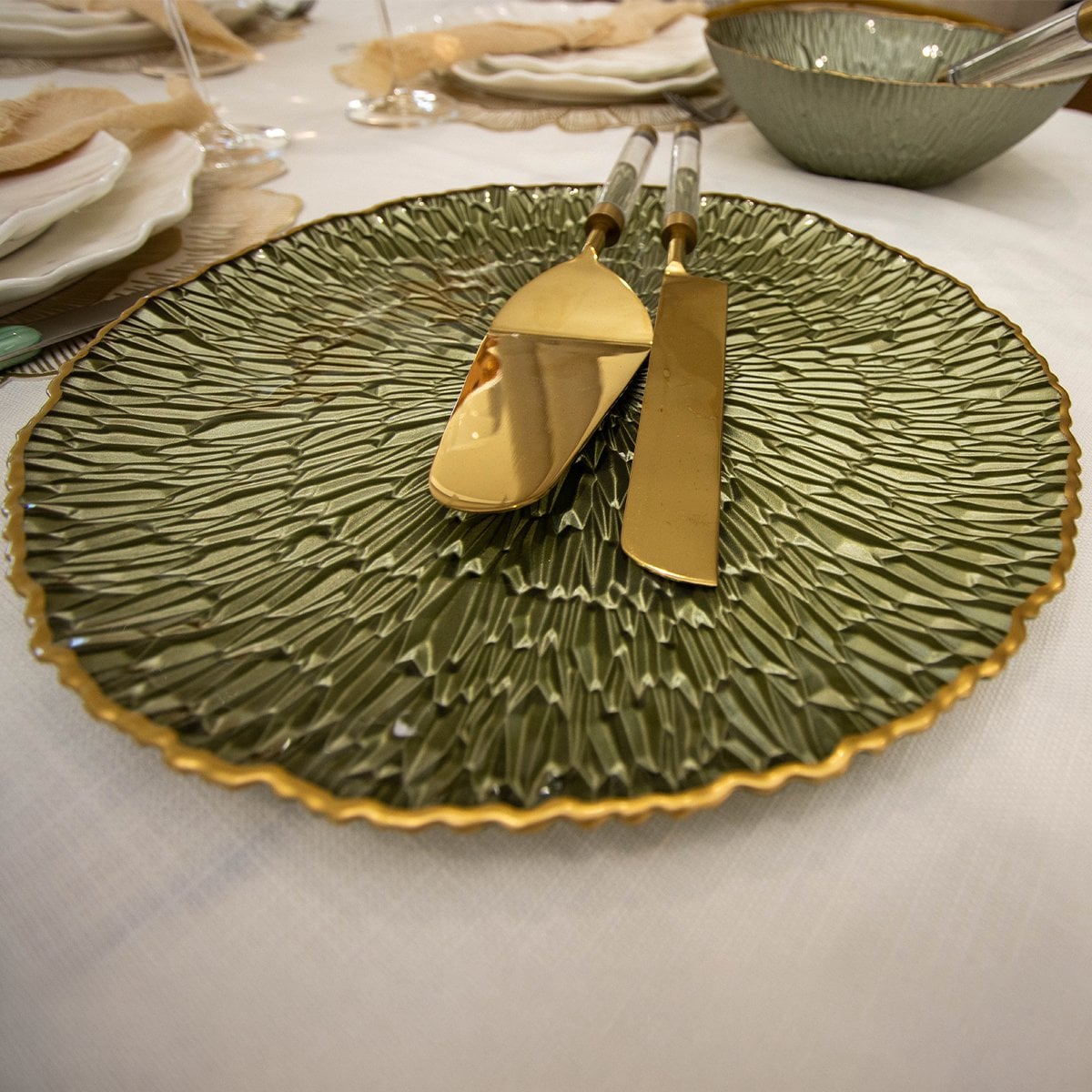 Green service plate with 33 cm gilt rim