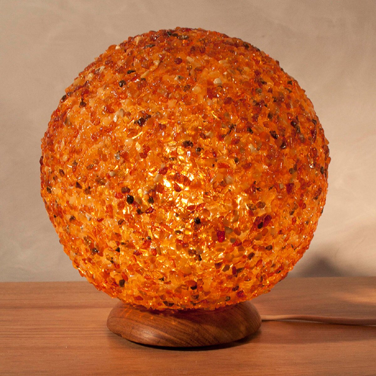Himalaya Salt Dreams Verlichte Amber Lamp Op Houten Voet