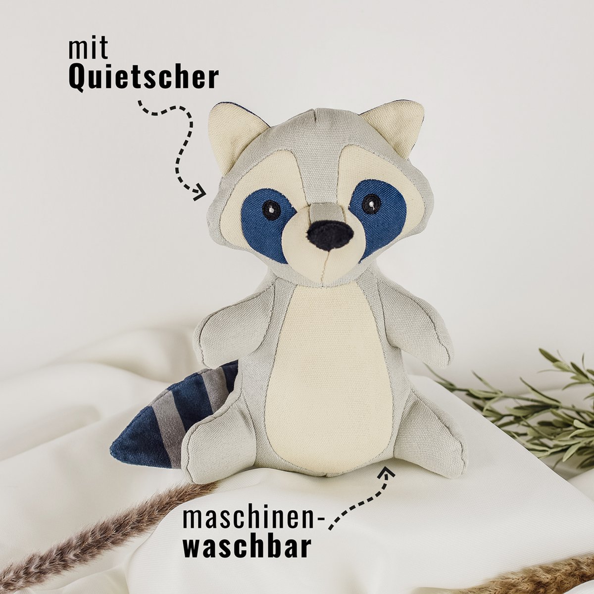 Hondenspeeltje wasbeer met pieper blauw 23x19 cm