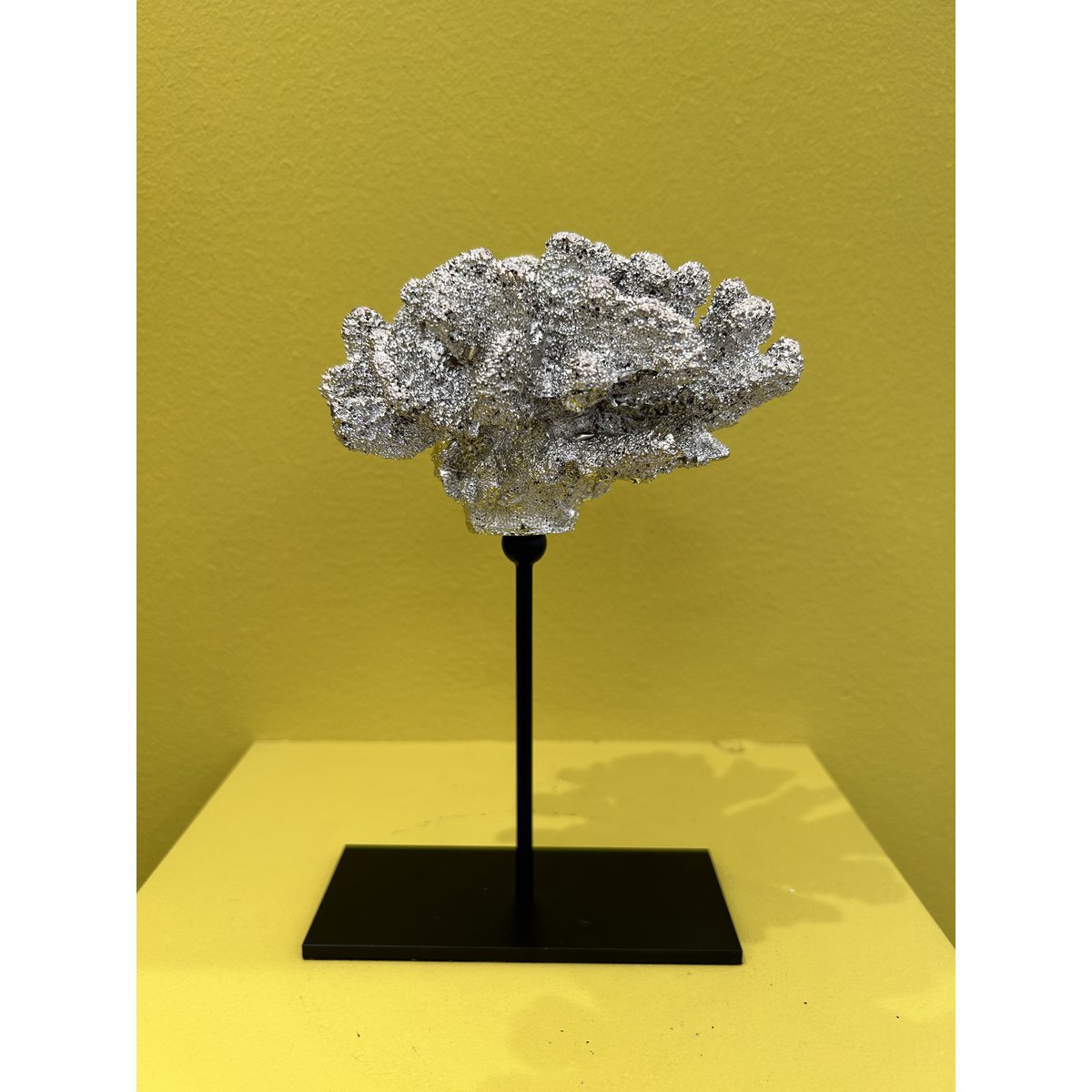 Koraaldecoratie met metalen standaard 23 cm champagne