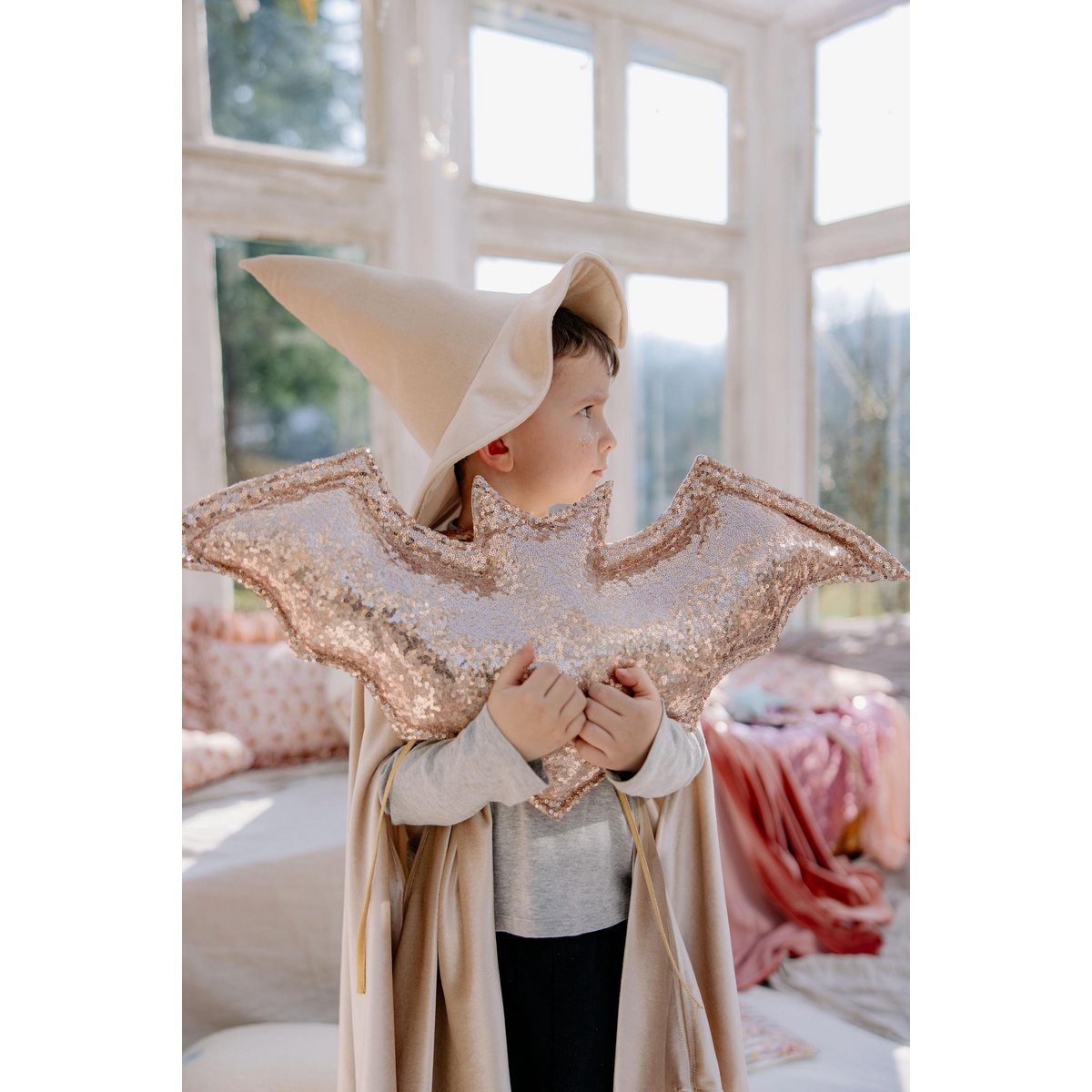 Halloween Bat Pillow "Old Gold" Home Decor, Beige Bat Pillow voor kinderkamer, Halloween Room Decoratie, pailletten Bat Cushion, cadeau voor meisje