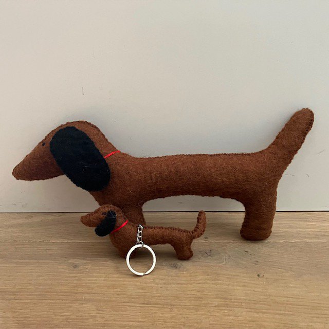 Teckel knuffel wolvilt 33x16x5 cm bruin