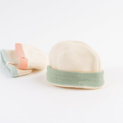 Newborn hat in white and green organic cotton