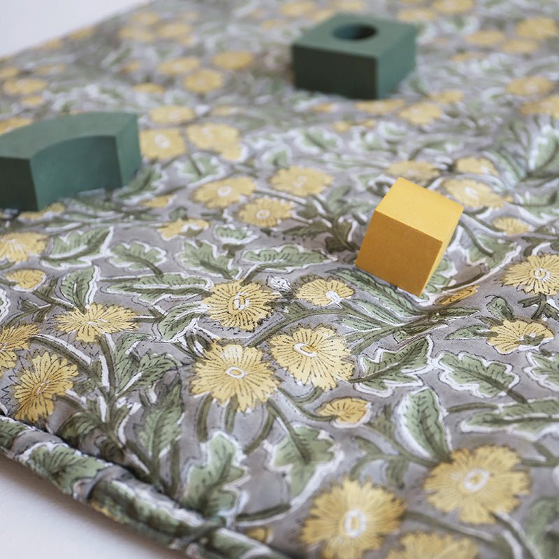 FIDELIA baby rest mat with floral print