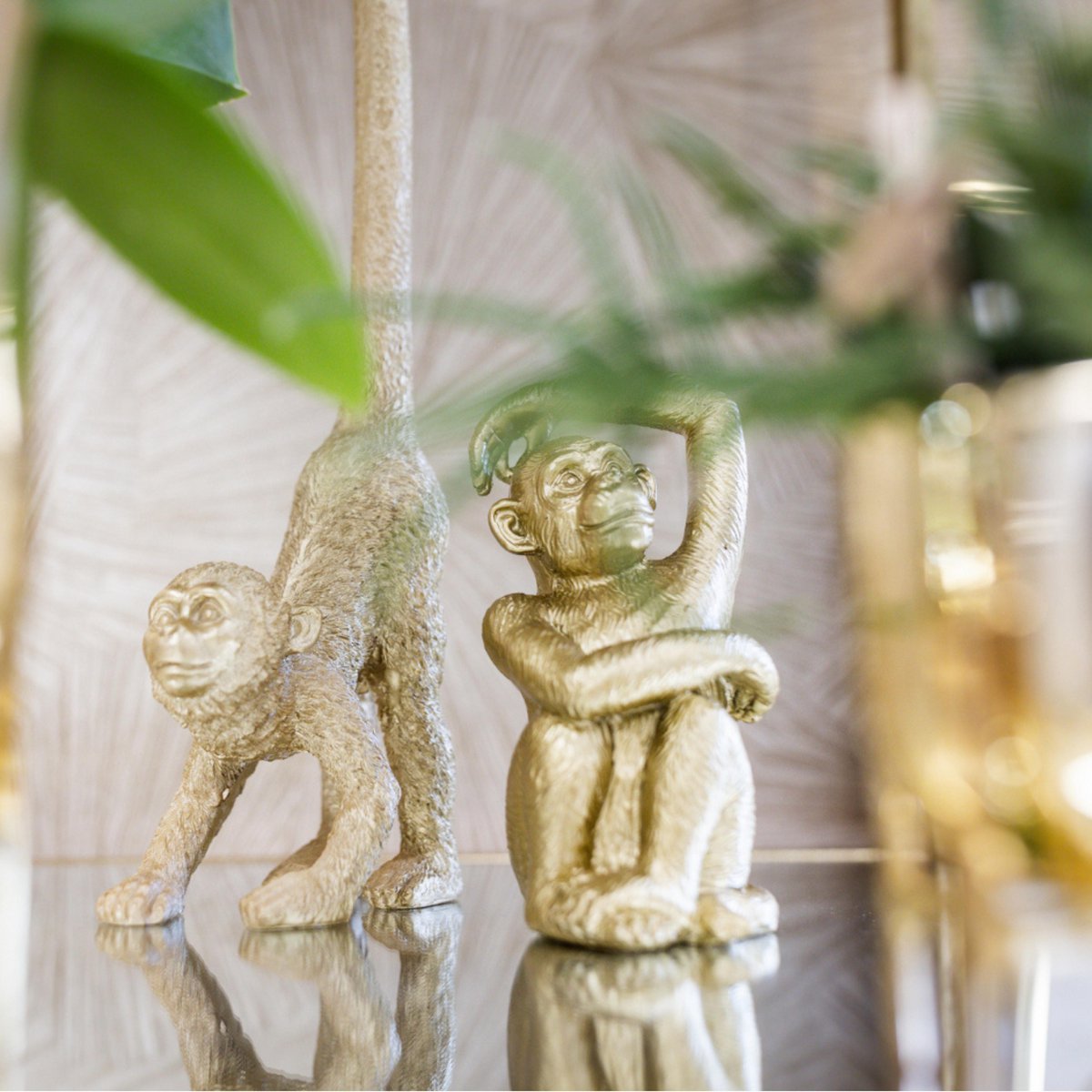 Beeldje aapje polystone 13 cm goud bruin zwart