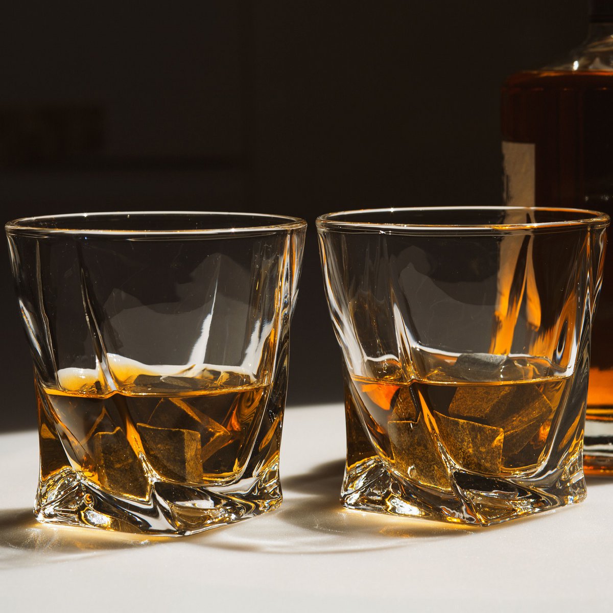 Whiskyglazen - Twisted (set van 2) incl. 2 ijsstenen (koelstenen)