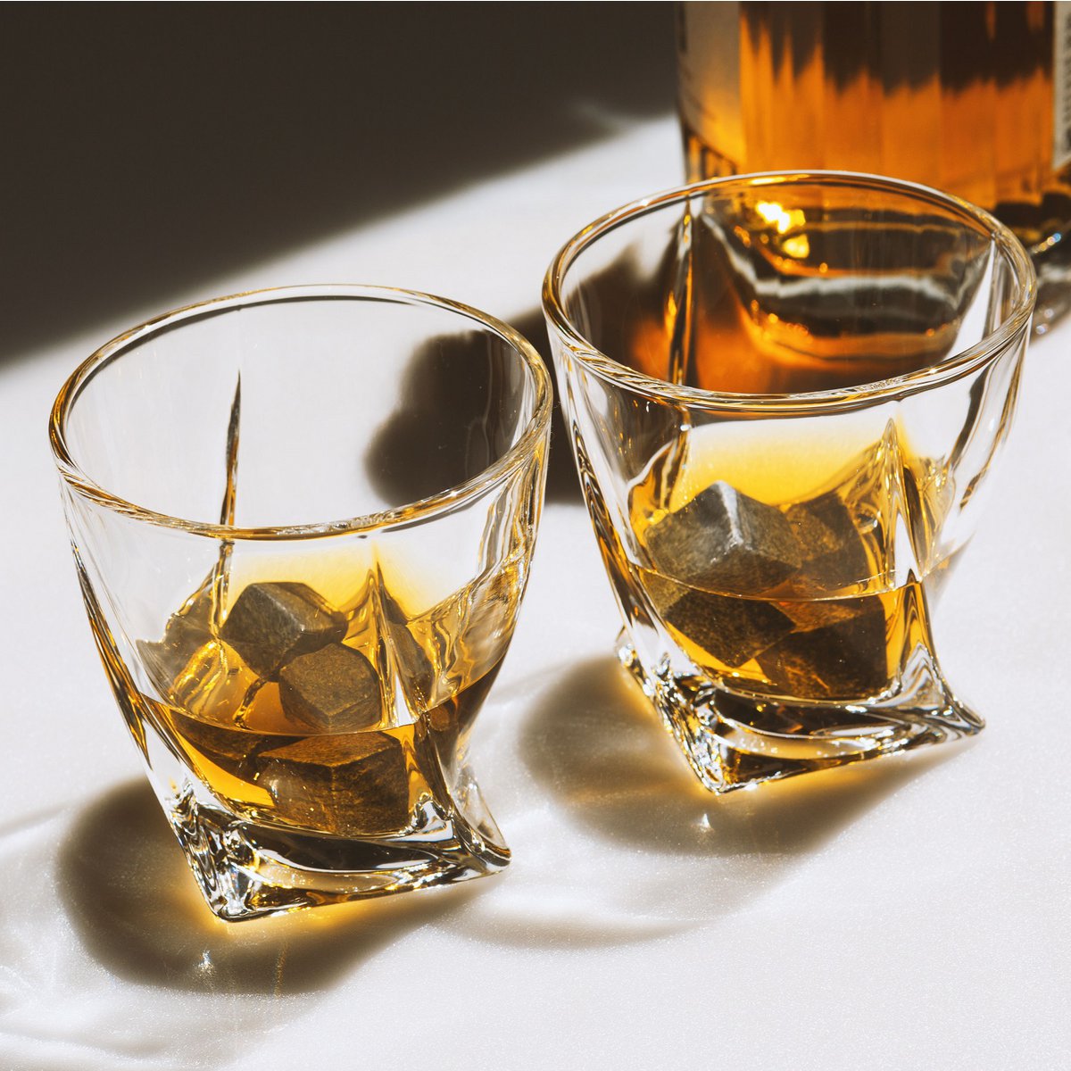Whiskyglazen - Twisted (set van 2) incl. 2 ijsstenen (koelstenen)