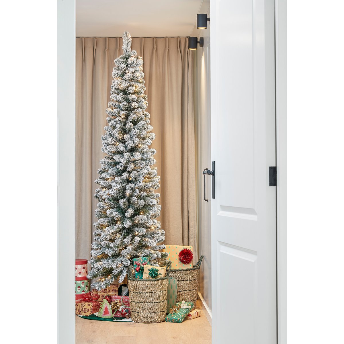Charlton Smalle Kunstkerstboom met Warm Witte LED Verlichting - H185 x Ø53 cm - Groen Frosted