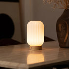 Tafellamp Lilly matglas houten voet dimbaar 3 lichtmodi