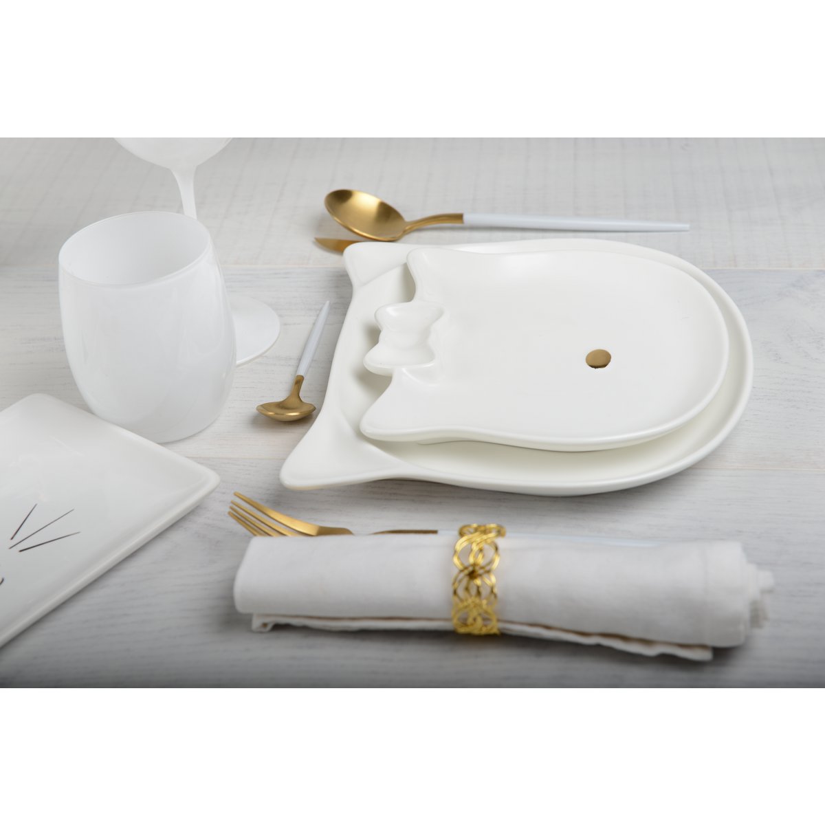 Golden coati dessert plate