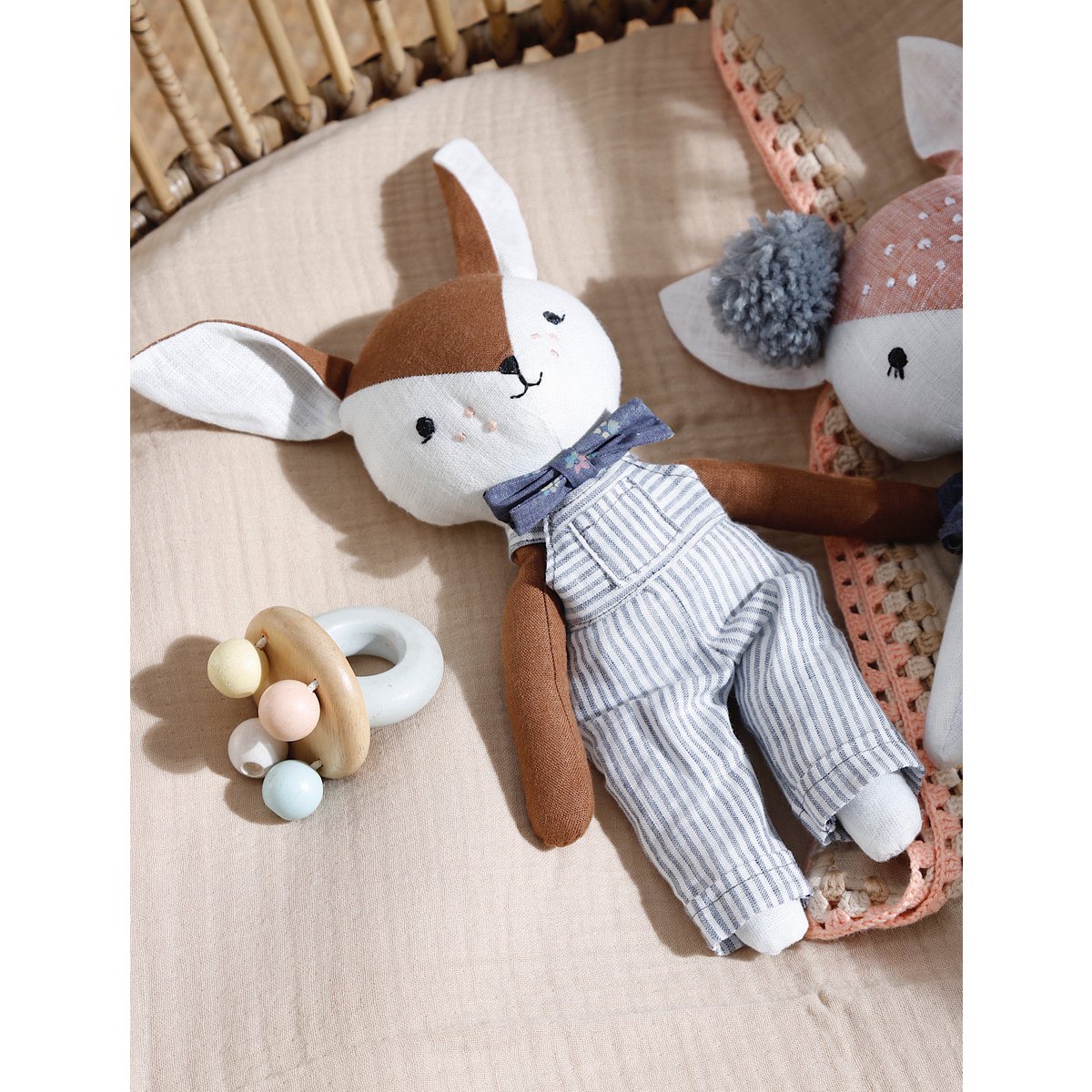 Knuffel Bambi Boy 27x15 cm bruin wit blauw
