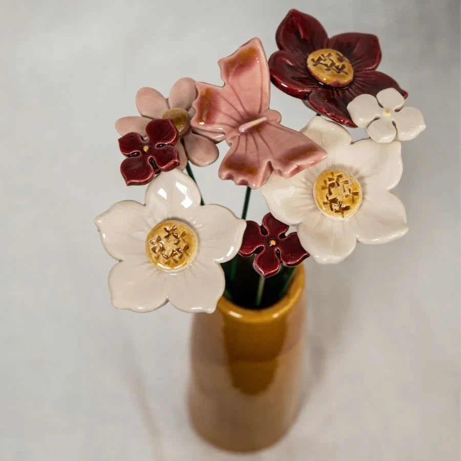 Keramisch bloemenboeket met vlinder 20 cm