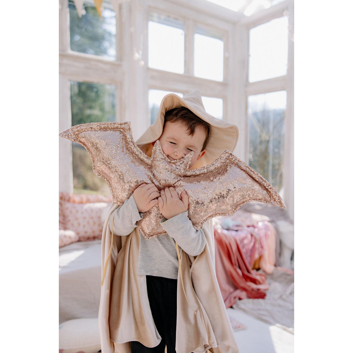 Halloween Bat Pillow "Old Gold" Home Decor, Beige Bat Pillow voor kinderkamer, Halloween Room Decoratie, pailletten Bat Cushion, cadeau voor meisje