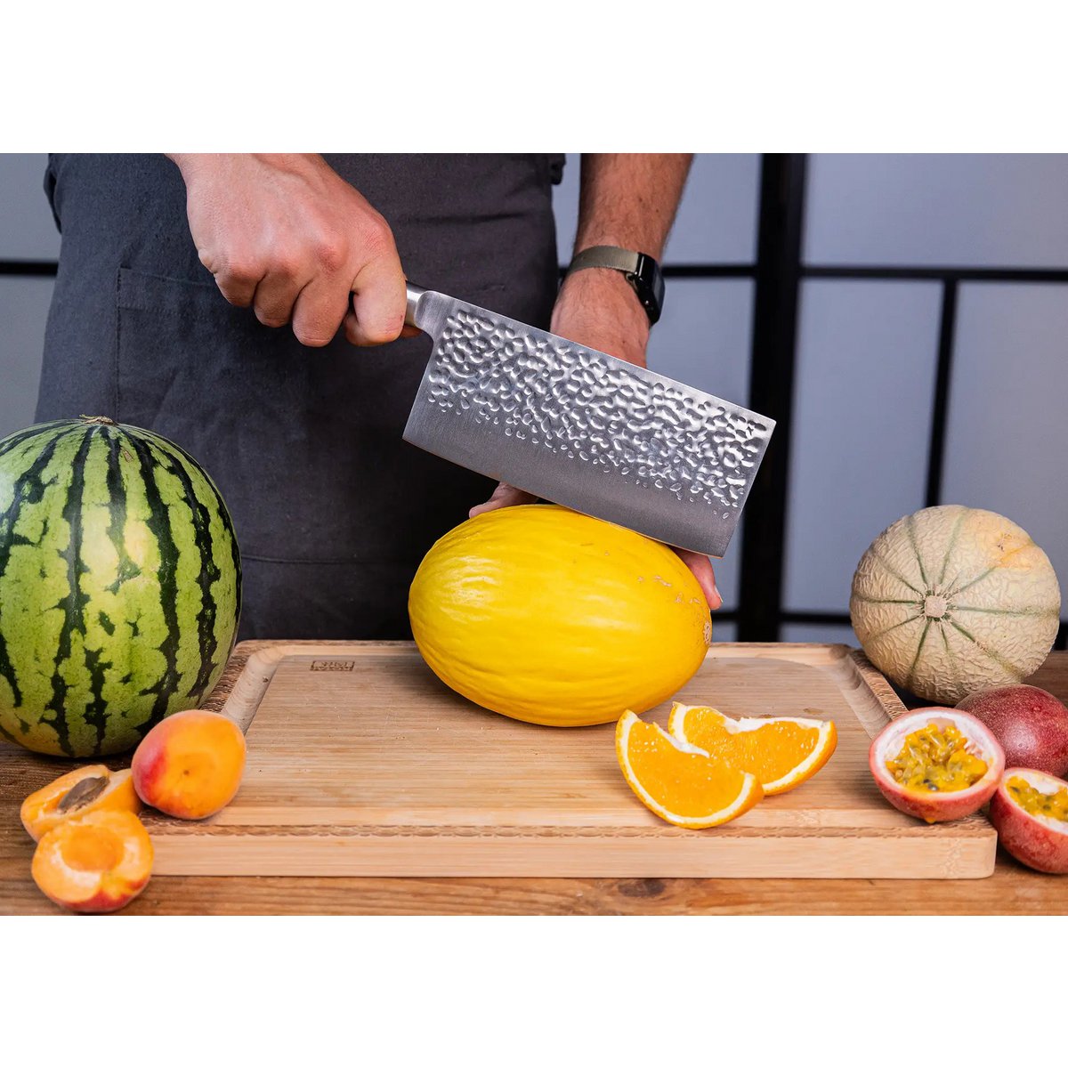 De Asian Set Deluxe Edition (B): 3 messen (schilmesje + santoku + hakmes) + 3 accessoires (bamboesnijplank + aanzetstaal + slijpset korrel 180/800)