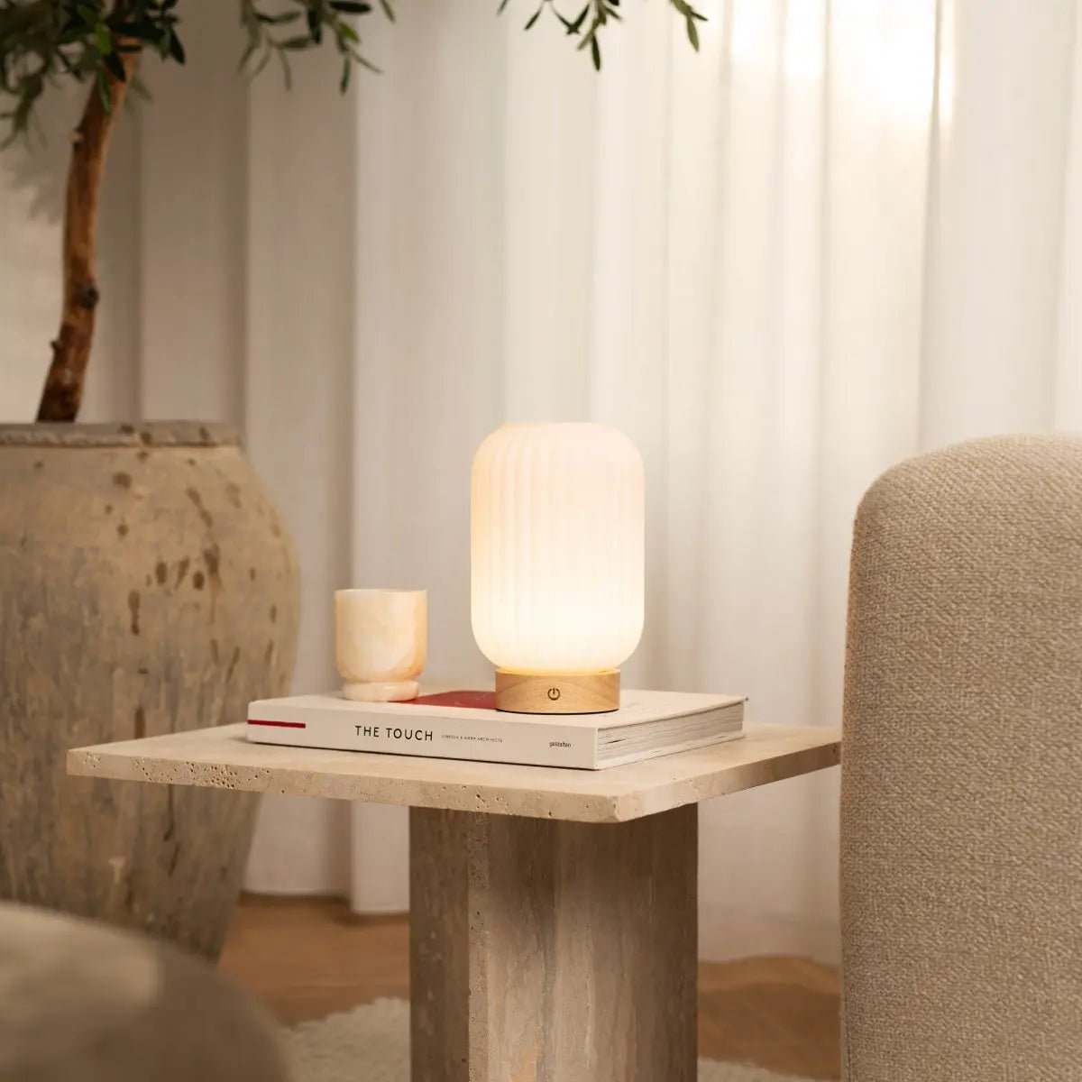 Tafellamp Lilly matglas houten voet dimbaar 3 lichtmodi