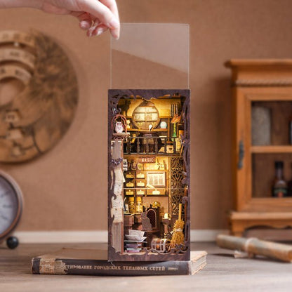Booknook miniatuur bouwpakket The Magic Pharmacist 18x11x23cm
